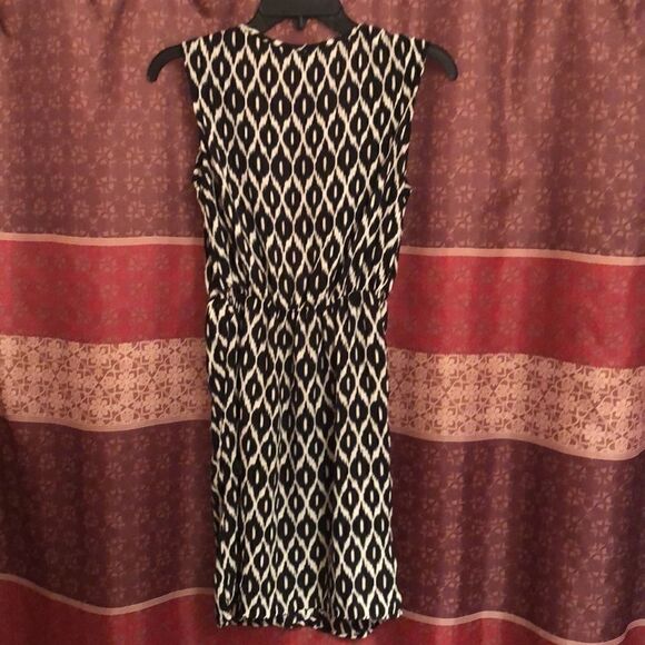 Dez Low-cut V cut Women’s dress - Picture 4 of 6